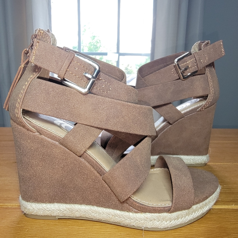 Strappy Faux Leather Wedge Sandals -‎ Size 6